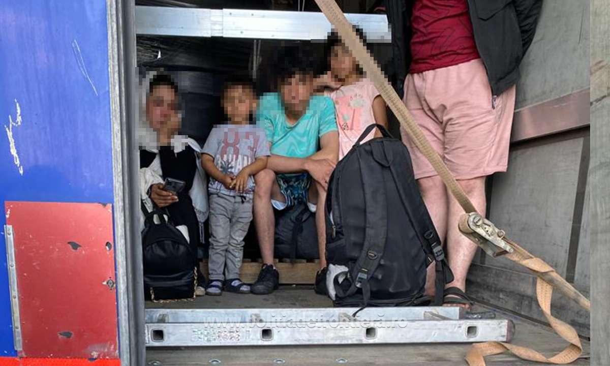36 de migranţi au încercat să iasă din România ascunși printre sicrie. Voiau să ajungă în Italia