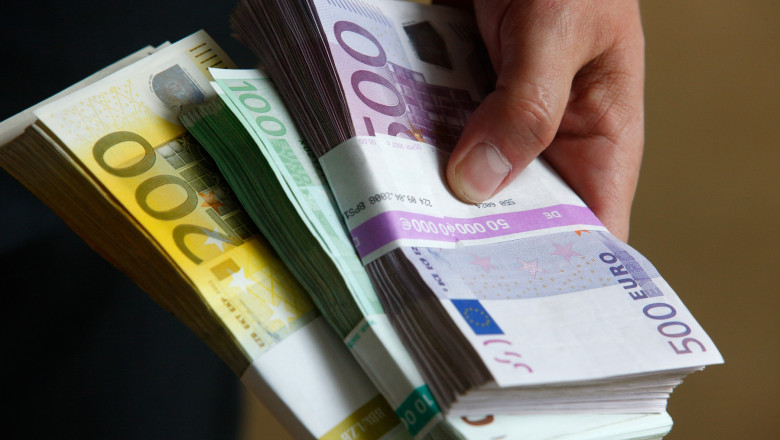 teancuri de bancnote euro tinute in mana