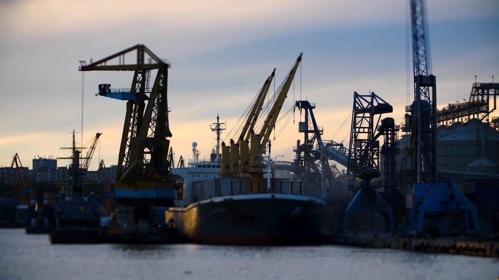 Portul Constanţa, închis din cauza vântului puternic. 36 de nave aşteaptă să fie încărcate
