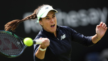 Sorana Cîrstea lovește mignea într-un meci la Birmingham.