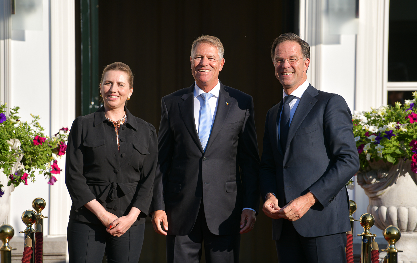 Klaus Iohannis participă, la Haga, la o reuniune NATO în format restrâns: „Vom apăra fiecare centimetru de teritoriu aliat”