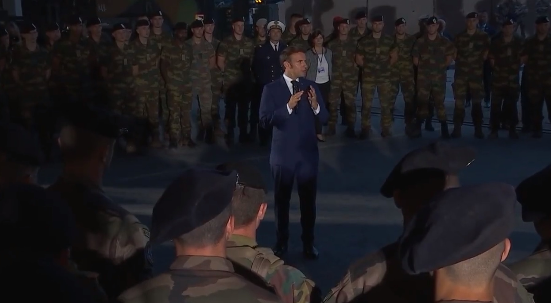Detalii de culise despre vizita lui Macron în România. A mâncat sarmale și papanași