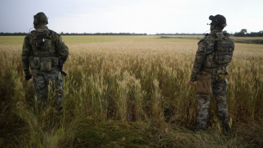 Militari ruși păzesc un lan de cereale lângă Melitopol.