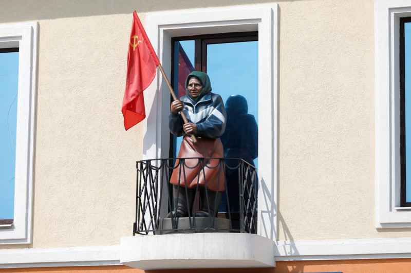 Red Banner Grandma statue installed in Belgorod, Russia