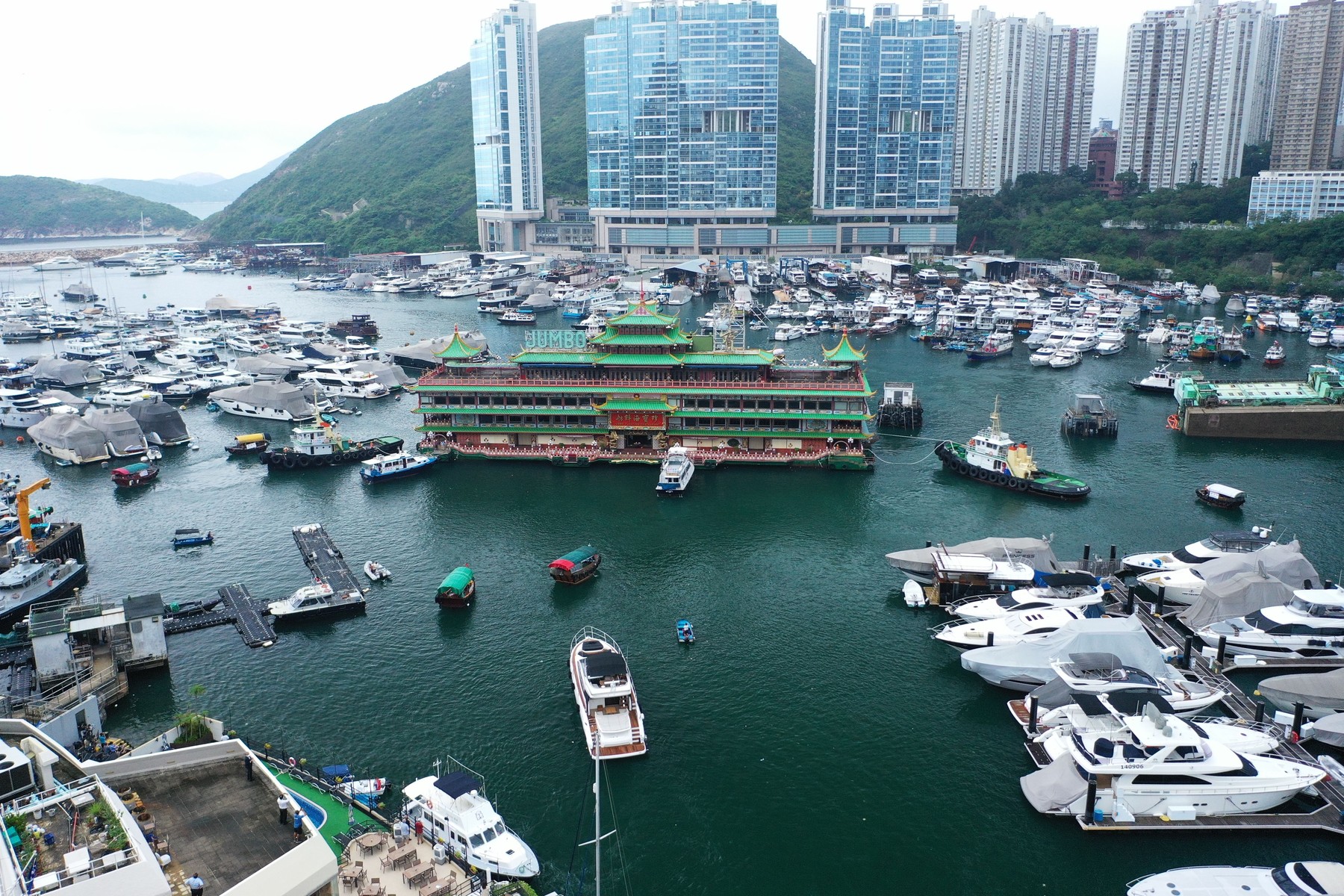 Un faimos restaurant plutitor din Hong Kong, vizitat și de regina Elisabeta a II-a, a fost scos din port după 46 de ani