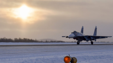 Avion Suhoi-33 al Flotei Nordice a armatei ruse decolează de pe pista unui aeroport militar de lângă Murmansk, peninsula Kola.