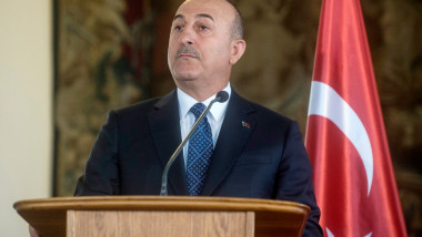 ministrul turc de externe Mevlut Cavusoglu la tribuna sustine o conferinta de presa