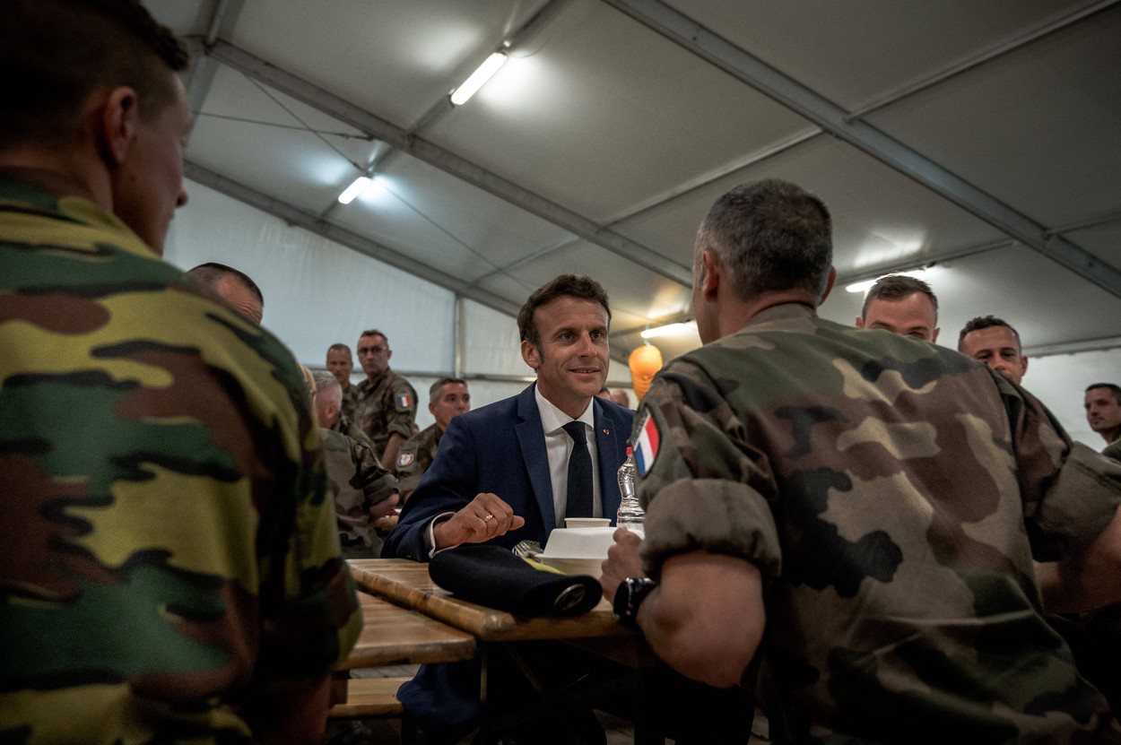 Emmanuel Macron nu a dormit la hotel, ci într-un cort, la Baza Kogălniceanu. Dimineața a făcut jogging