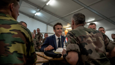 Emmanuel Macron alături de militarii francezi, la Baza Kogalniceanu.