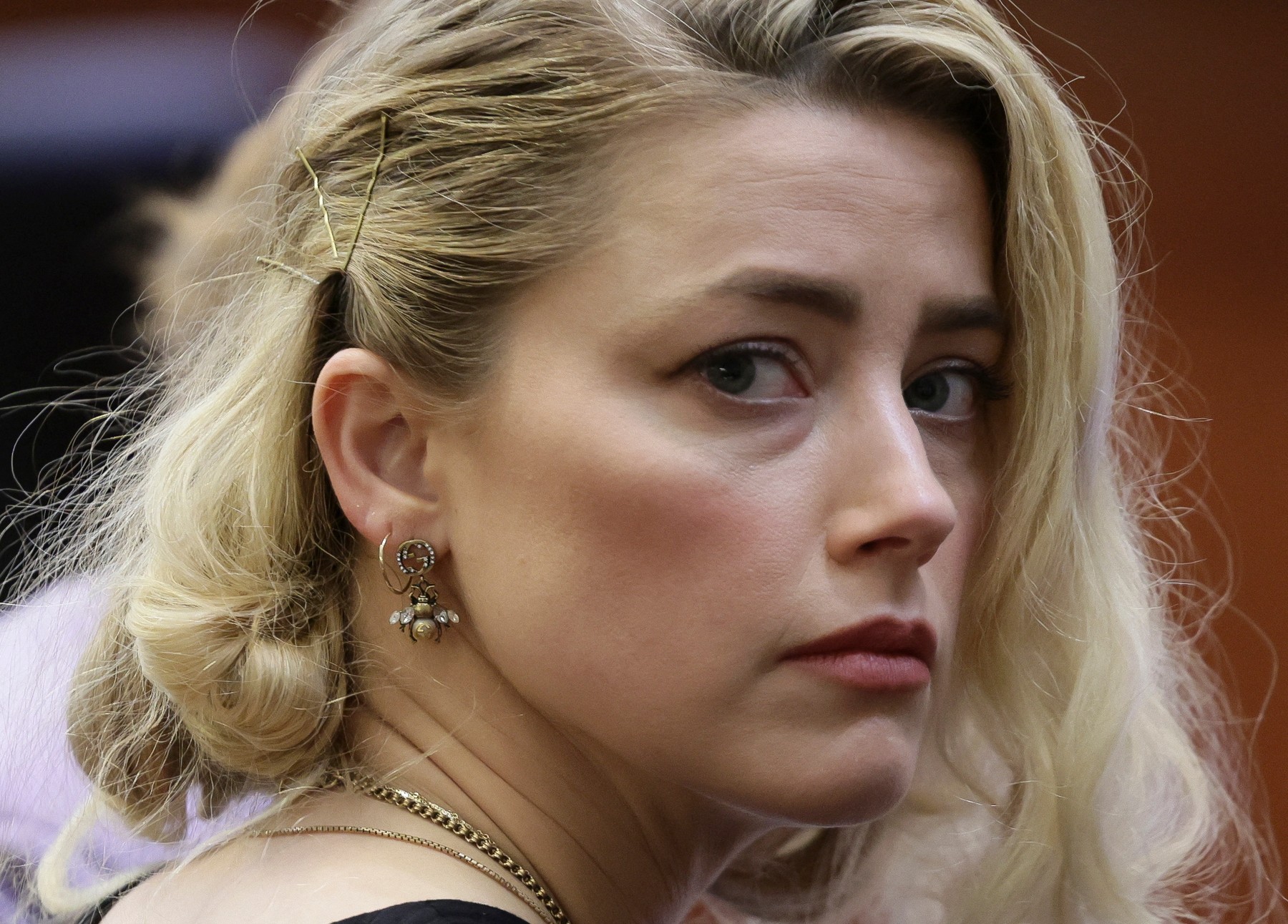 Amber Heard spune că încă îl mai iubește pe Johnny Depp și că nu este o „victimă pefectă”