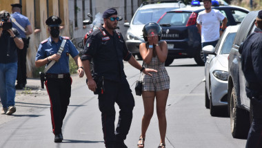 Polițiști italieni pe stradă.