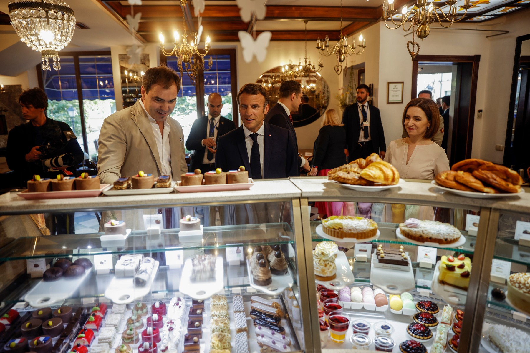 Emmanuel Macron și Maia Sandu s-au plimbat pe jos prin centrul Chișinăului și au intrat într-o cofetărie