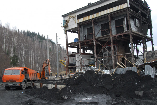 Death toll in Russian mine blasts hits 60