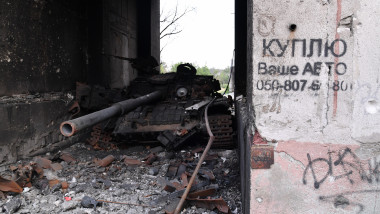 tanc distrus într-un gang, în orașul Severodonețk