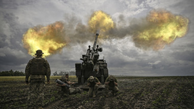 tun de calibrul 155 mm NATO folosit de militarii ucraineni în Donbas trage asupra poziţiilor armatei ruse din regiune