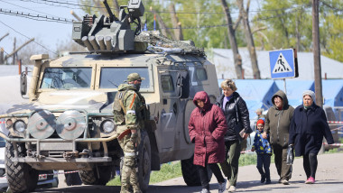 Civili ucraineni într-o tabără de filtrare din Ucraina administrată de soldații ruși