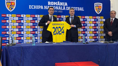 Burleanu și Iordănescu țin de un tricou la semnarea contractului de selecționer.