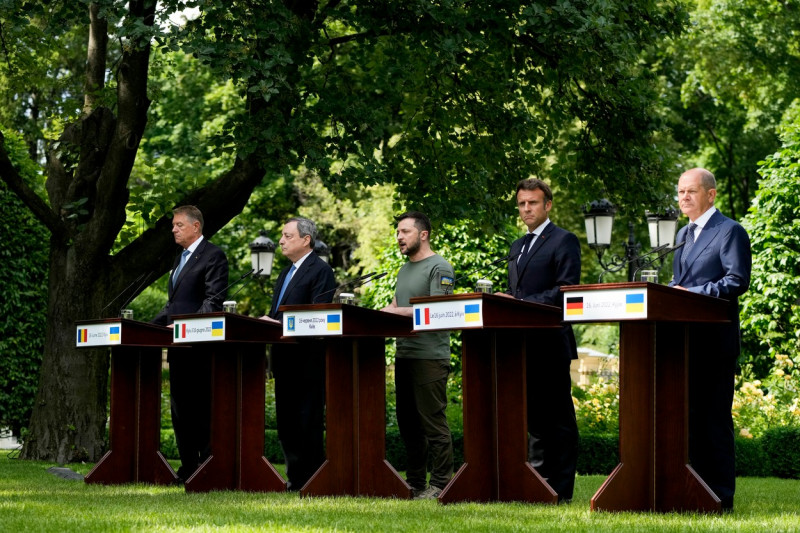 Zelenski, Iohannis, Macron, Scholz și Draghi, la podiumuri
