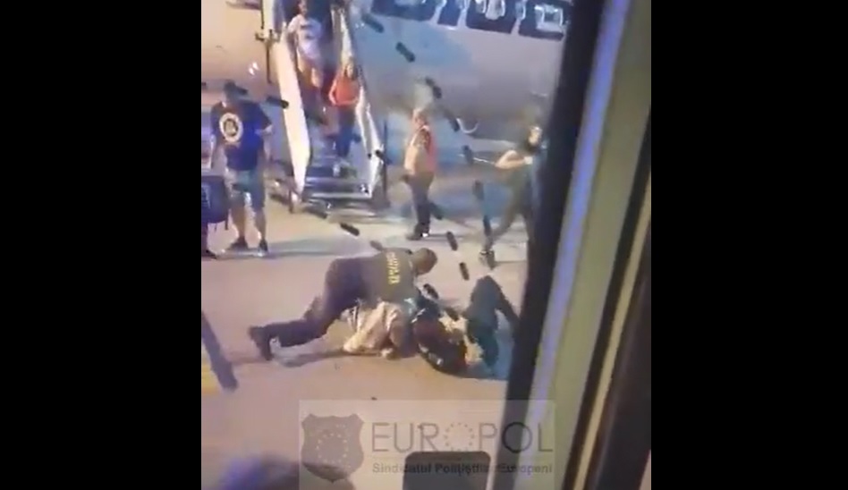 Bărbat imobilizat și încătușat pe aeroportul Otopeni la coborârea din avion - VIDEO