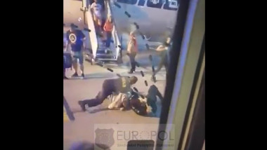 barbat imobilizat la sol de politie la coborarea din avion
