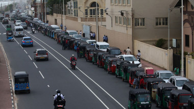 coadă de mașini pe o stradă din Colombo