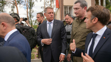 iohannis si macron in vizita la kiev, inconjurati de oficiali si militari