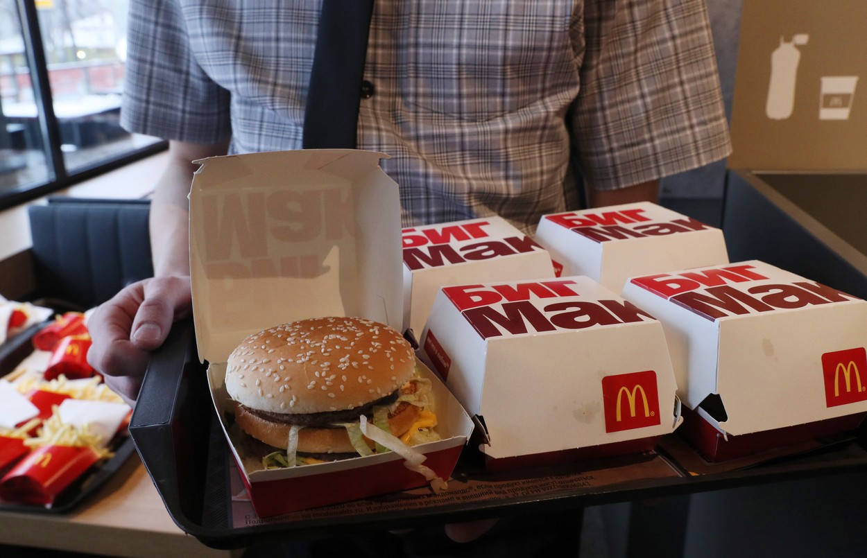 McDonald's s-a retras de pe piață, dar Big Mac-urile încă se vând în Rusia. Se cheamă Bolșoi Burger