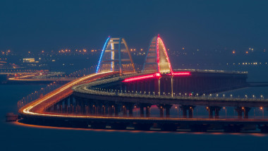 podul crimeea luminat in culori