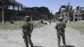 soldati rusi inspecteaza ruinele de la azovstal