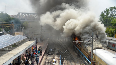 tren in flacari in timpul unui protest in india