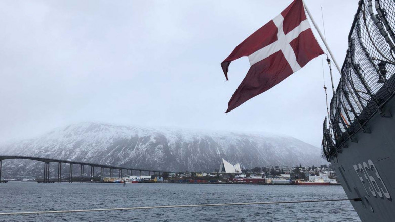 steagul danez pe o nava in apropierea unei insule