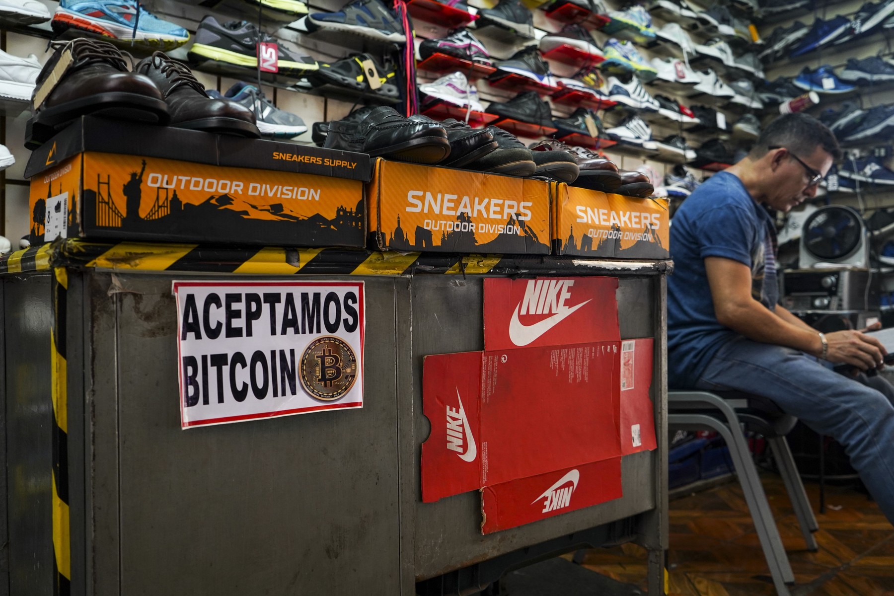 Bitcoin prăbușește economia El Salvadorului. Țara a pierdut 56 de milioane de dolari, dar președintele vrea să mai cumpere criptomonede