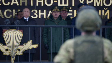 Vladimir Putin, alături de Serghei Şoigu, în tribuna oficială, la o paradă a trupelor de paraşutişti ale Rusiei, 2020