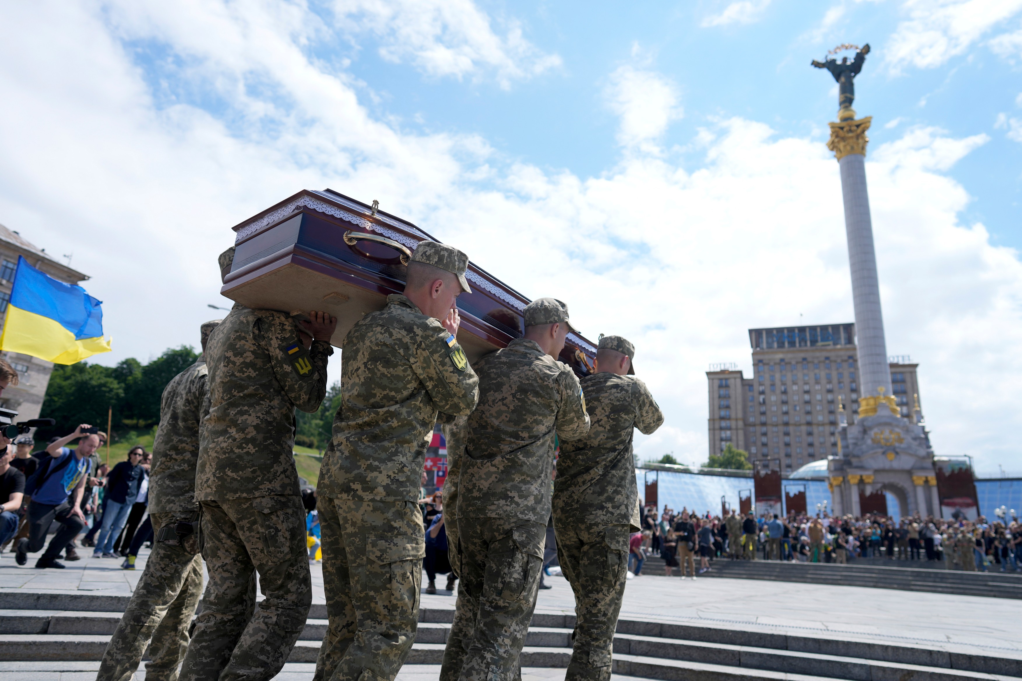 Kiev: Sute de persoane la înmormântarea unui tânăr ucrainean, figură emblematică a mişcării Euromaidan, ucis în războiul din Ucraina
