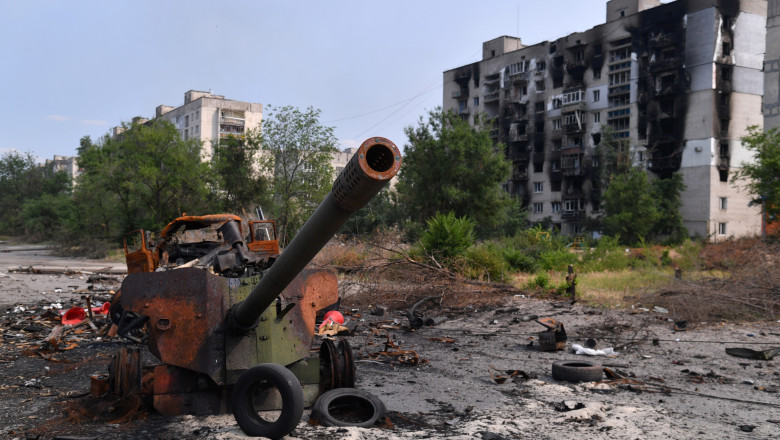 piesă de artilerie distrusă şi blocuri bombardate în oraşul Severodoneţk din regiunea Lugansk, Ucraina