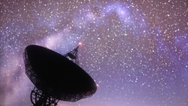 Antenă radio sub un cer plin de stele