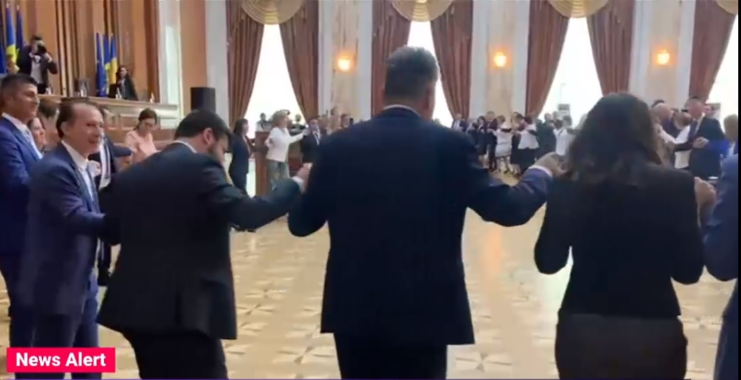 VIDEO. Cîțu și Ciolacu s-au prins în horă la Chișinău