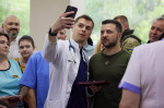 un medic își face un selfie cu președintele ucrainean, Volodimir Zelenski