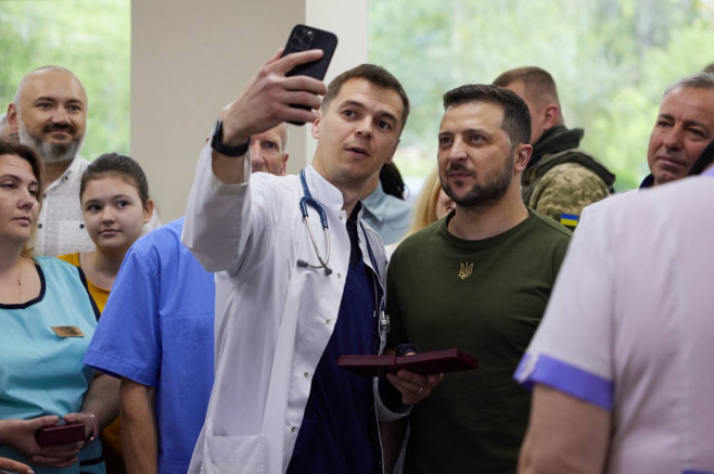 un medic își face un selfie cu președintele ucrainean, Volodimir Zelenski