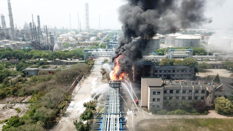CHINA SHANGHAI PETROCHEMICAL FIRM FIRE (CN)