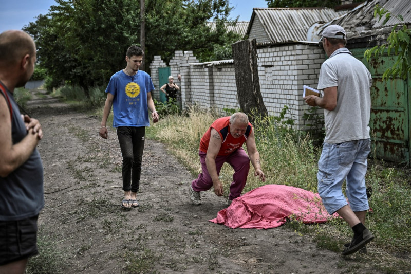 tata isi plange copilul omorat de o bomba cu fragmentatie la lisiceansk profimedia-0700815789