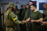 zelenski salută un militar la Mikolaiv