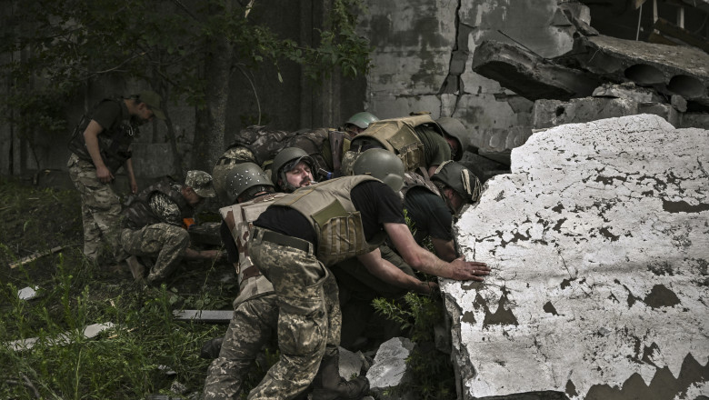 Militari ucraineni se adăpostesc de tirul artileriei ruse în Lisiceansk, Lugansk