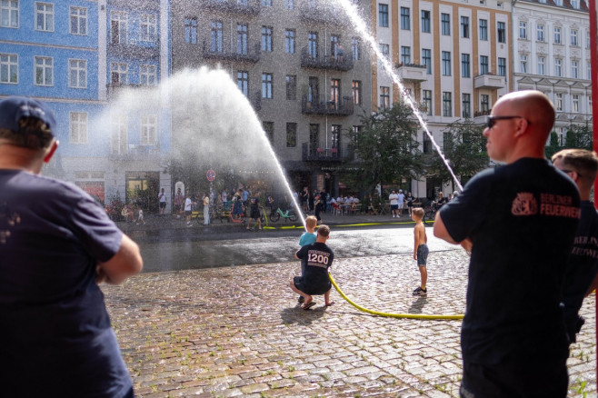 Berlin fire department provides cooling, berlin, berlin, germany - 18 Jun 2022