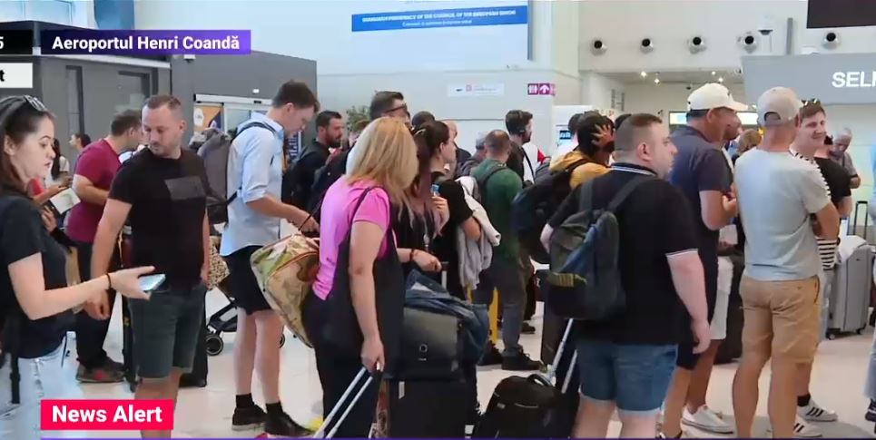 Românii care pleacă în vacanță de pe Otopeni stau la cozi interminabile la controlul de securitate, la check-in și chiar și la toalete