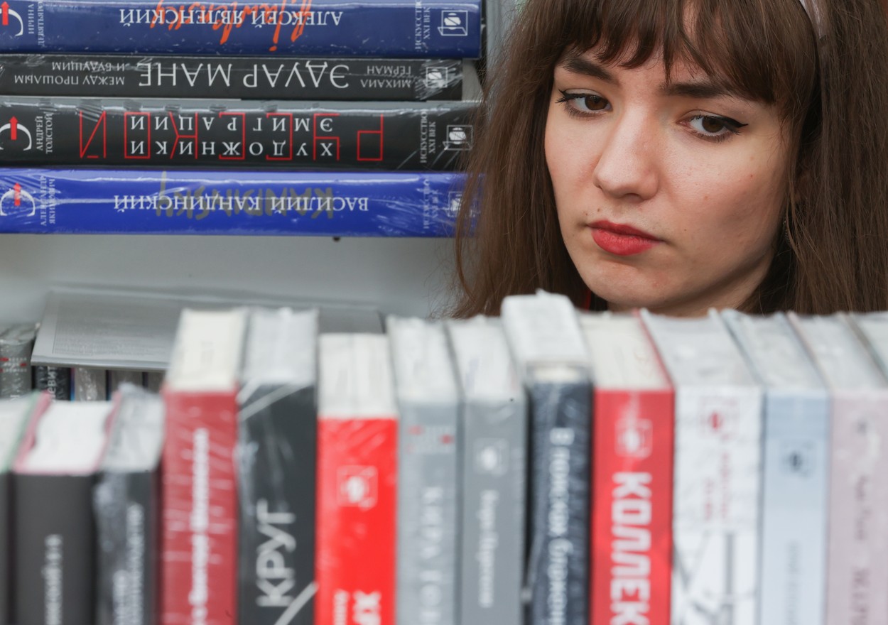 Ucraina interzice muzica în limba rusă la TV și radio și cumpărarea de cărți din Rusia și Belarus