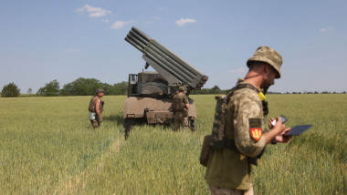 Militari ucraineni lansează proiectile de tip „Katiușa” cu un lansator Grad-21 lângă Izium, la sud de Harkov, iunie 2022