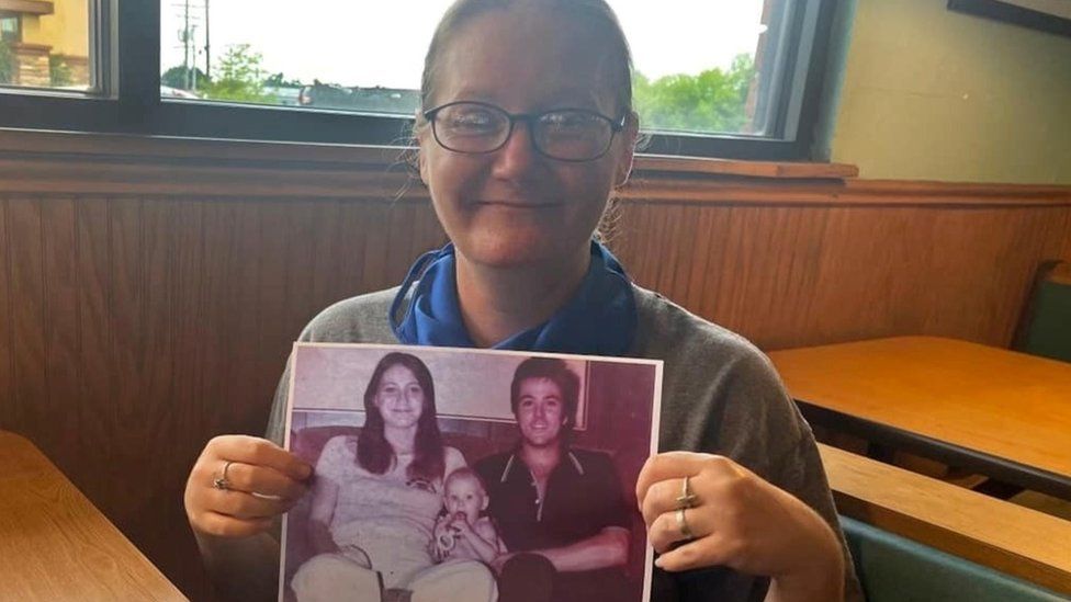 Povestea incredibilă a lui „Baby Holly”. La 42 de ani de la uciderea părinților ei într-o pădure, ea a fost găsită în viață