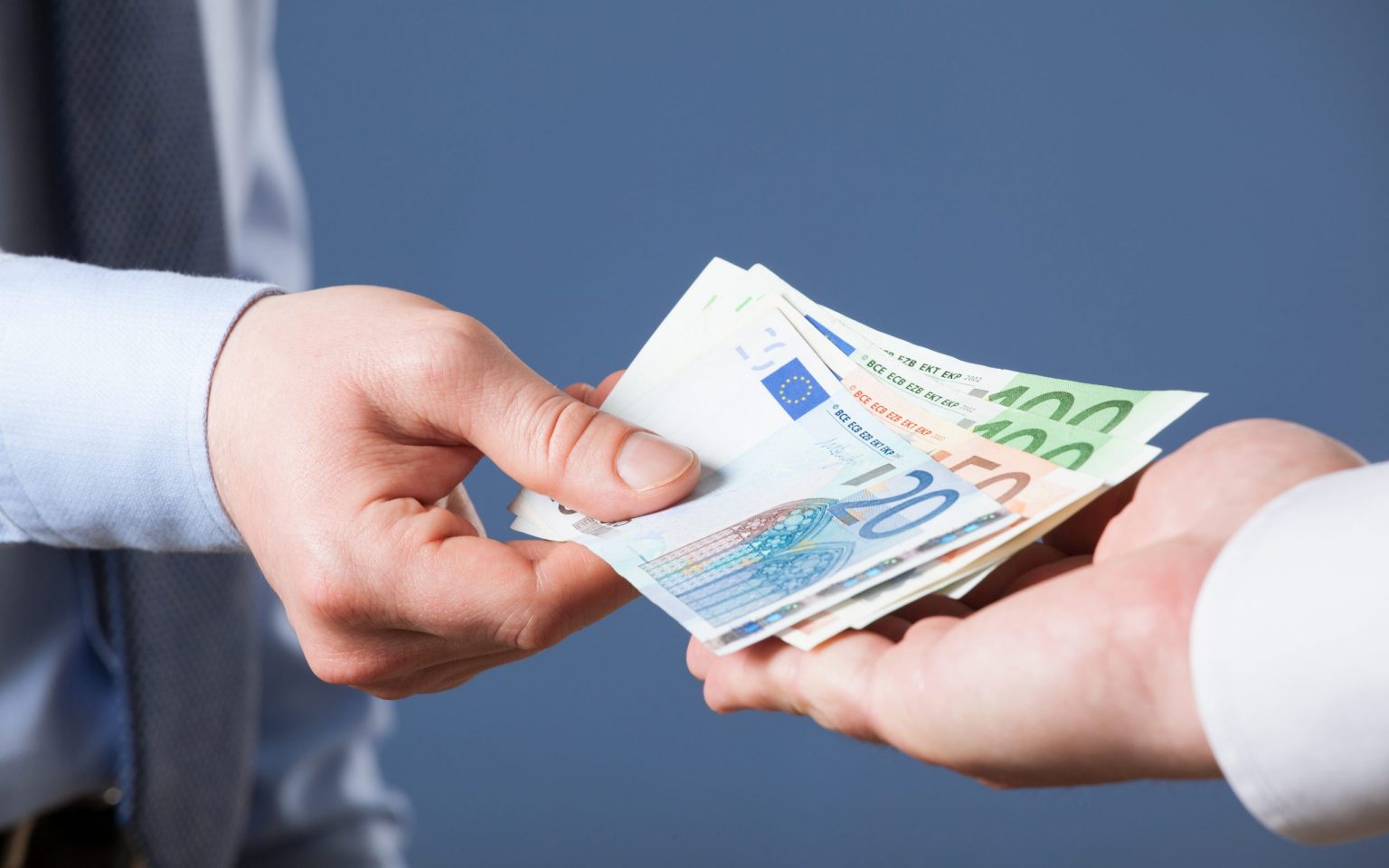 Șeful Inspecției de Stat pentru Controlul Cazanelor, urmărit penal de DNA pentru că a cerut mită subalternilor 1.000 de euro lunar