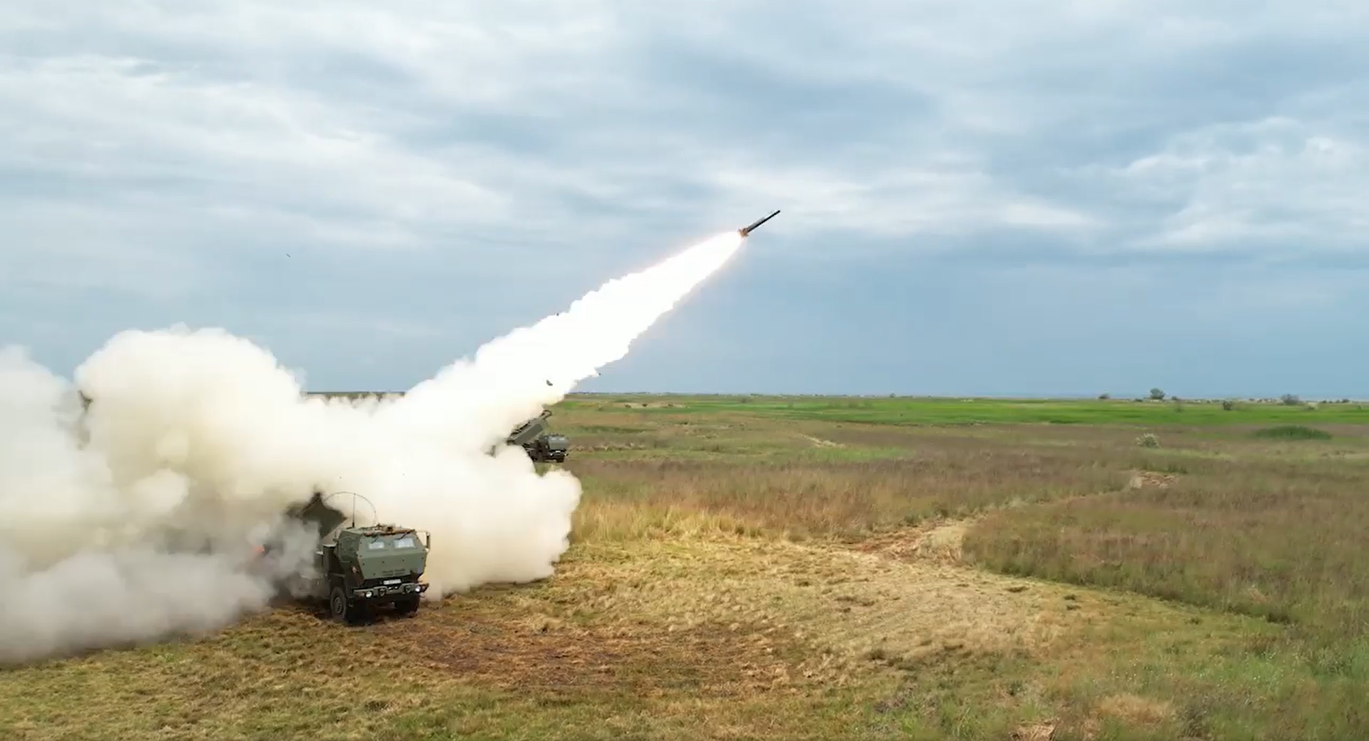 Armata română a testat în premieră sistemul lansator de rachete HIMARS, la malul Mării Negre